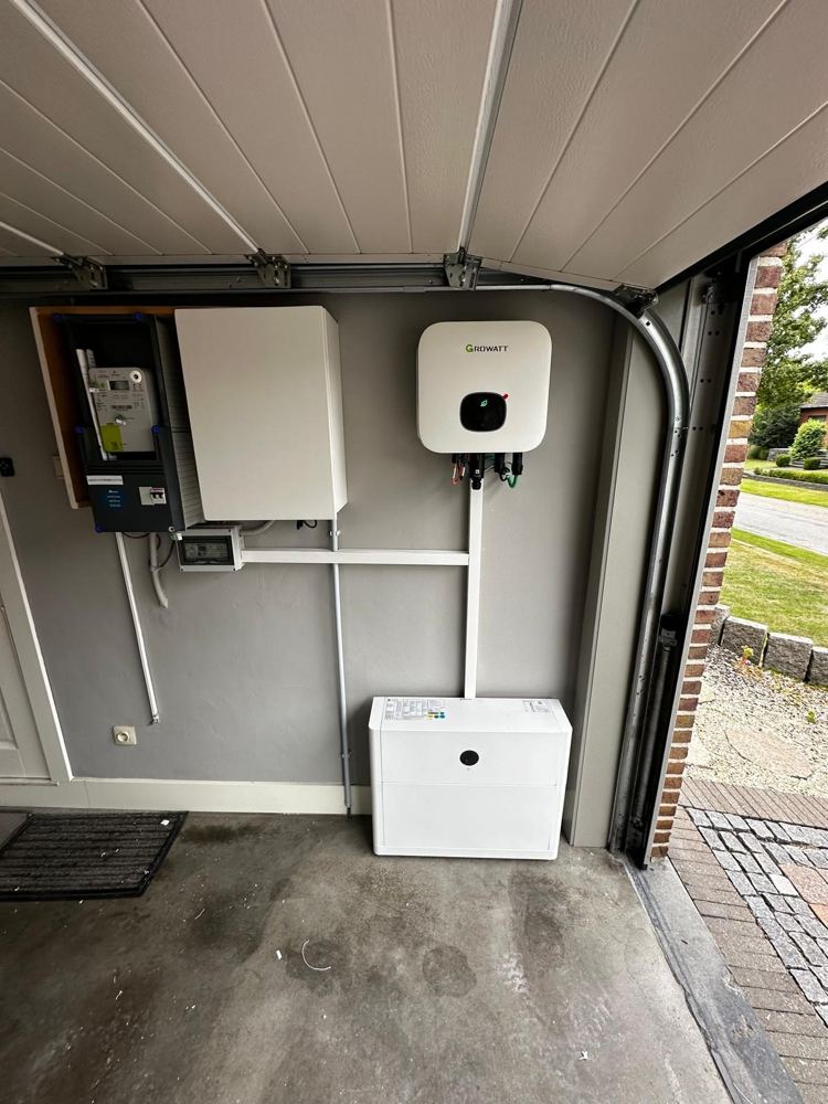 Growatt-thuisbatterij met omvormer in garage